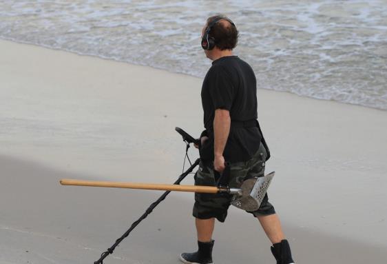 男子用金屬檢測(cè)儀檢測(cè)埋在沙子里的金屬 美國(guó)一男子用金屬檢測(cè)儀找到了50年前的鉆戒